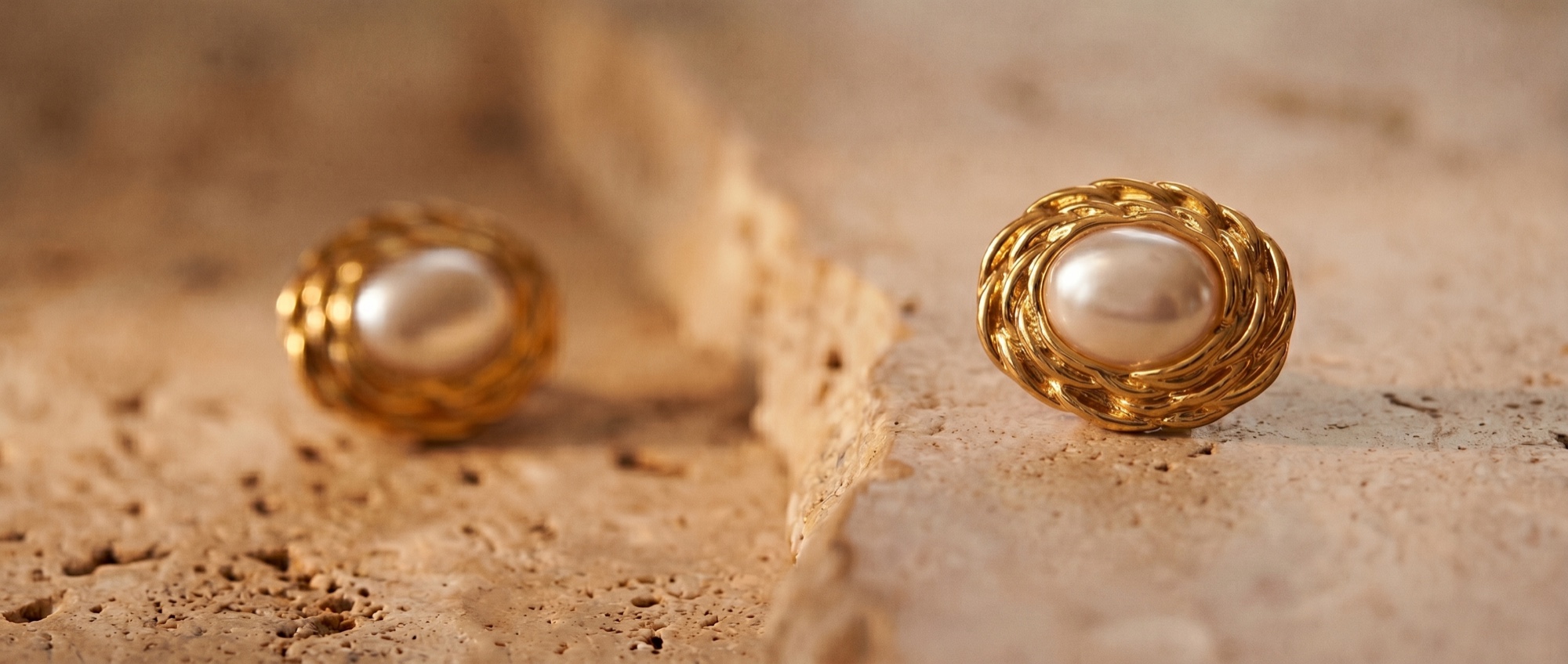 Suli Bijoux - gold earring in luxury hotel suite